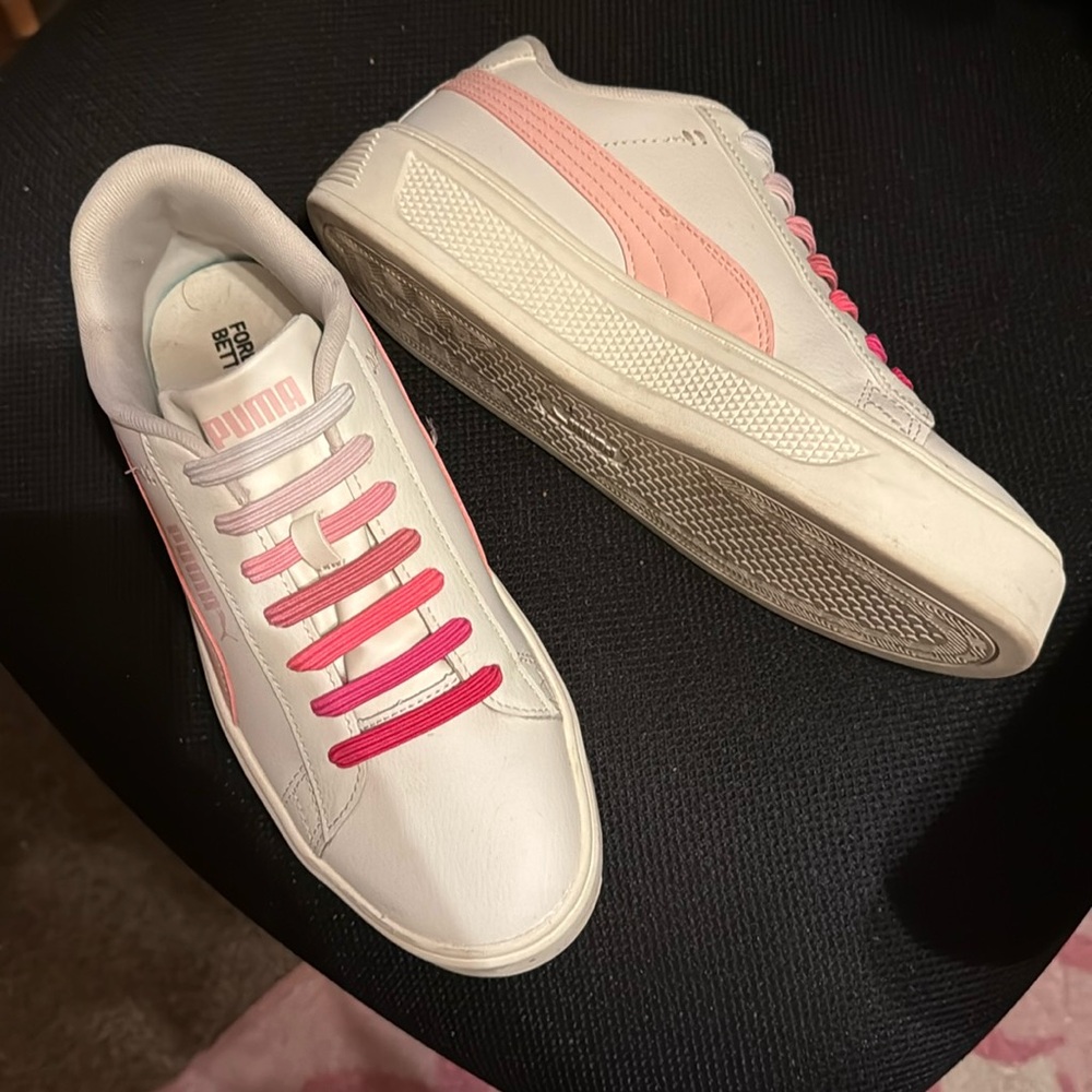 Pink Pumas women’s size 9 with no tie laces in shades of pink